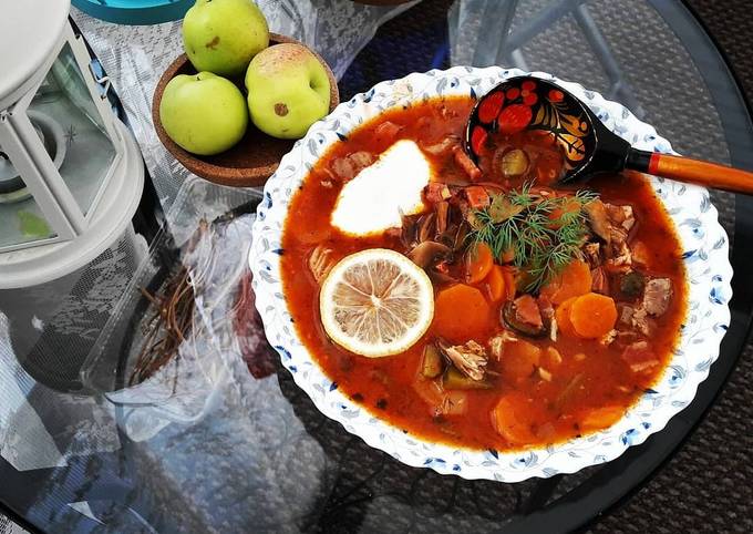 Солянка в казане на костре